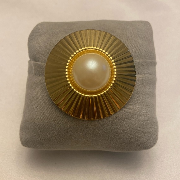 Vintage Gold tone Faux Pearl Scarf Clip - Picture 1 of 2